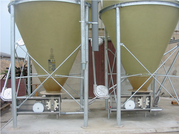 Fütterungsanlage für Kühe an Futtersilos