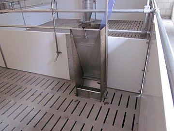 neue Trichter für Fütterung von Frischbrei mit Rohrleitungen