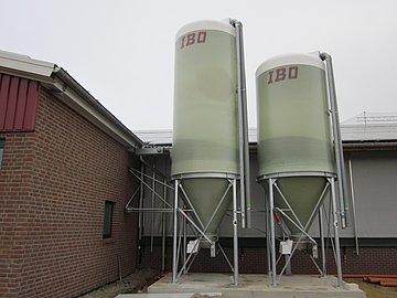 Fütterungsanlage für Pferde an Futtersilos